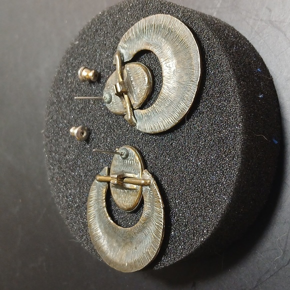 Vintage Hoop Dangle Earrings Brass Tone Filigree With Emerald Color - Picture 5 of 5